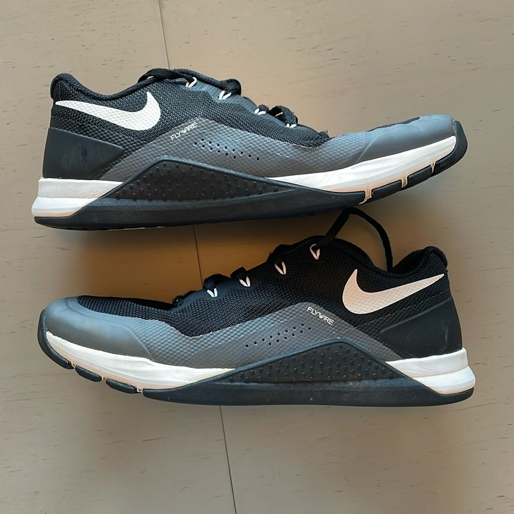 Nike flywire women’s shoe size 7 1/2. Used. Great for lifting.